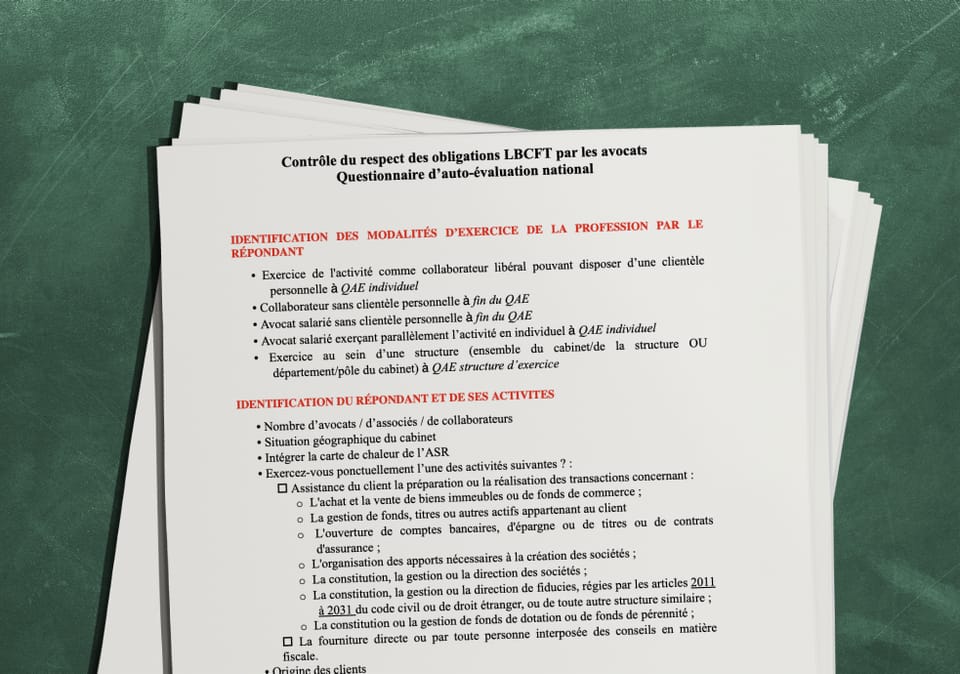Pile de questionnaires d'auto-évaluation LBC-FT imprimés, avec des cases à cocher.