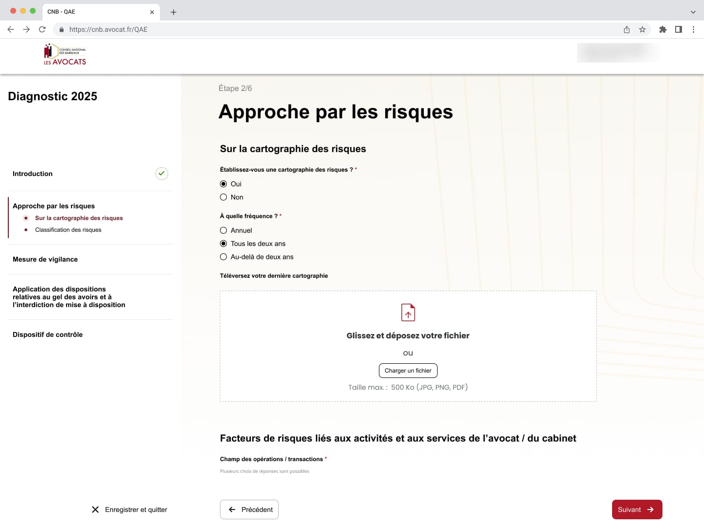 Étape 2 sur 6 du questionnaire, « Approche par les risques » : sommaire latéral des sections, questions à choix, dépôt de fichier, bouton « Enregistrer et quitter ».