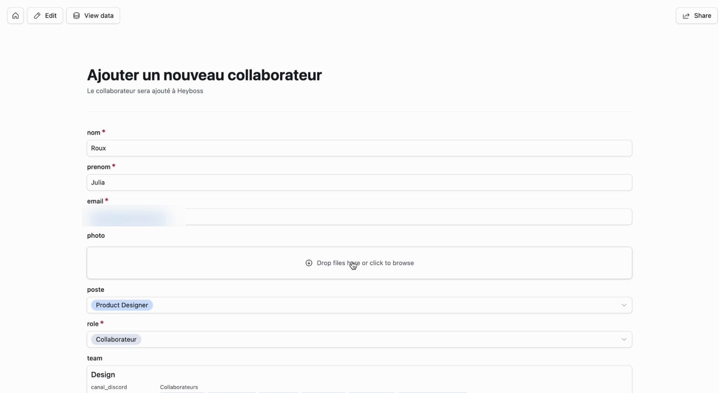Formulaire Airtable « Ajouter un nouveau collaborateur » : nom Roux, prénom Julia, e-mail flouté, photo, poste Product Designer, rôle Collaborateur, équipe Design.
