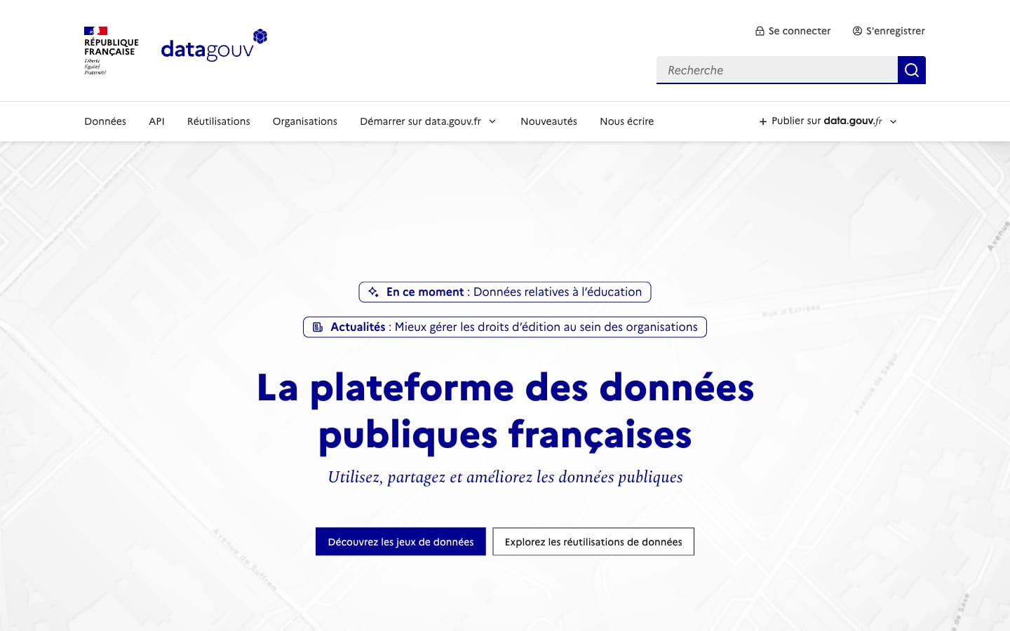 Accueil de data.gouv.fr : « La plateforme des données publiques françaises », avec la recherche, les menus Données, API, Réutilisations et Organisations, et deux boutons, Découvrez les jeux de données et Explorez les réutilisations.