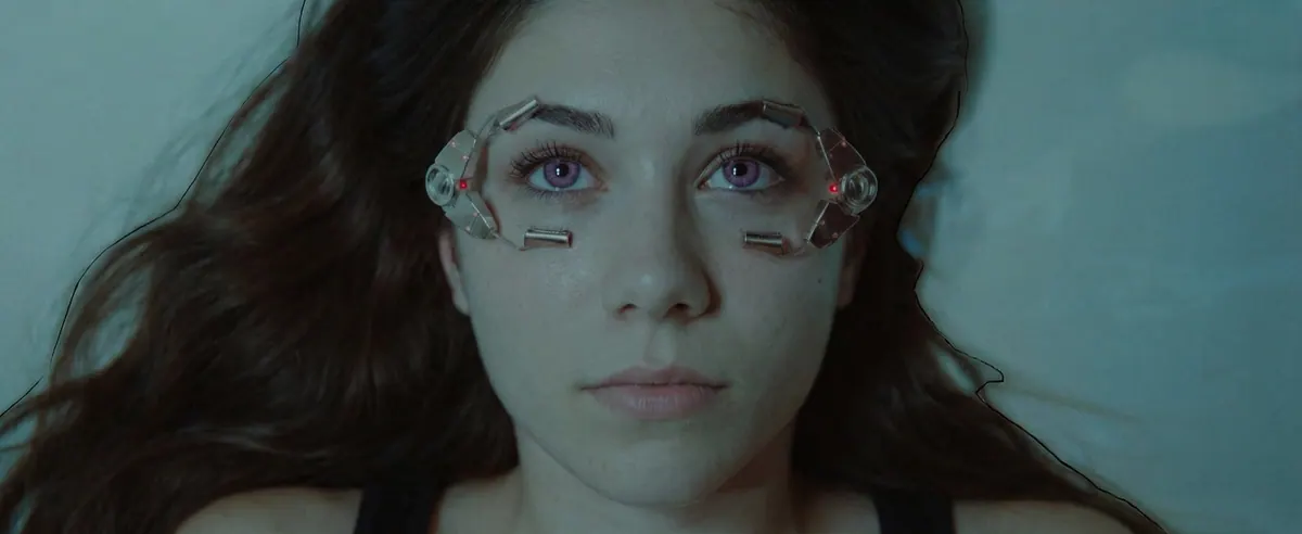 Portrait d'une femme aux traits soulignés de marques graphiques claires, dans une lumière vert d'eau.