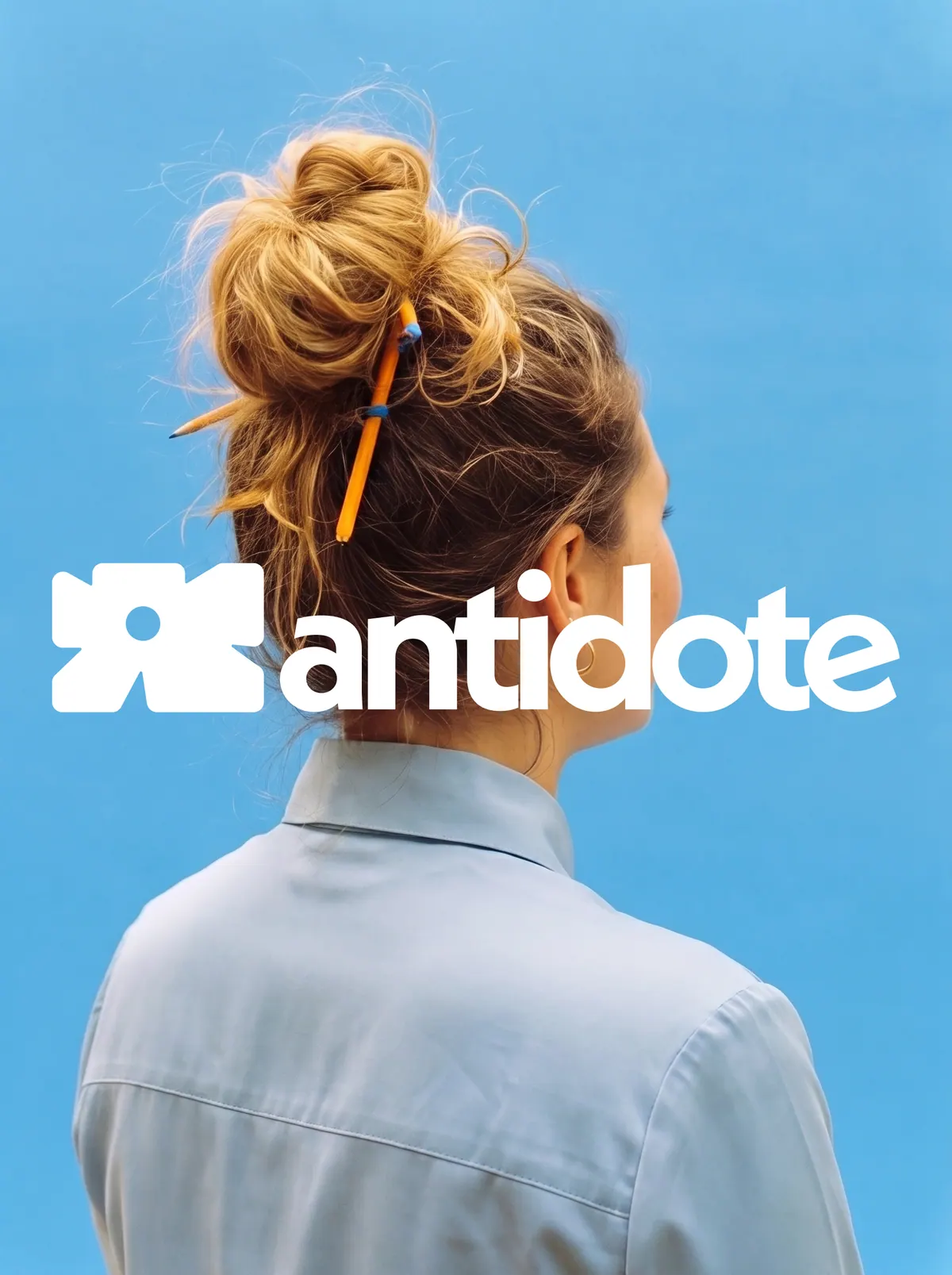 Une femme de dos, chignon tenu par des crayons, devant un fond bleu barré du mot « antidote ».