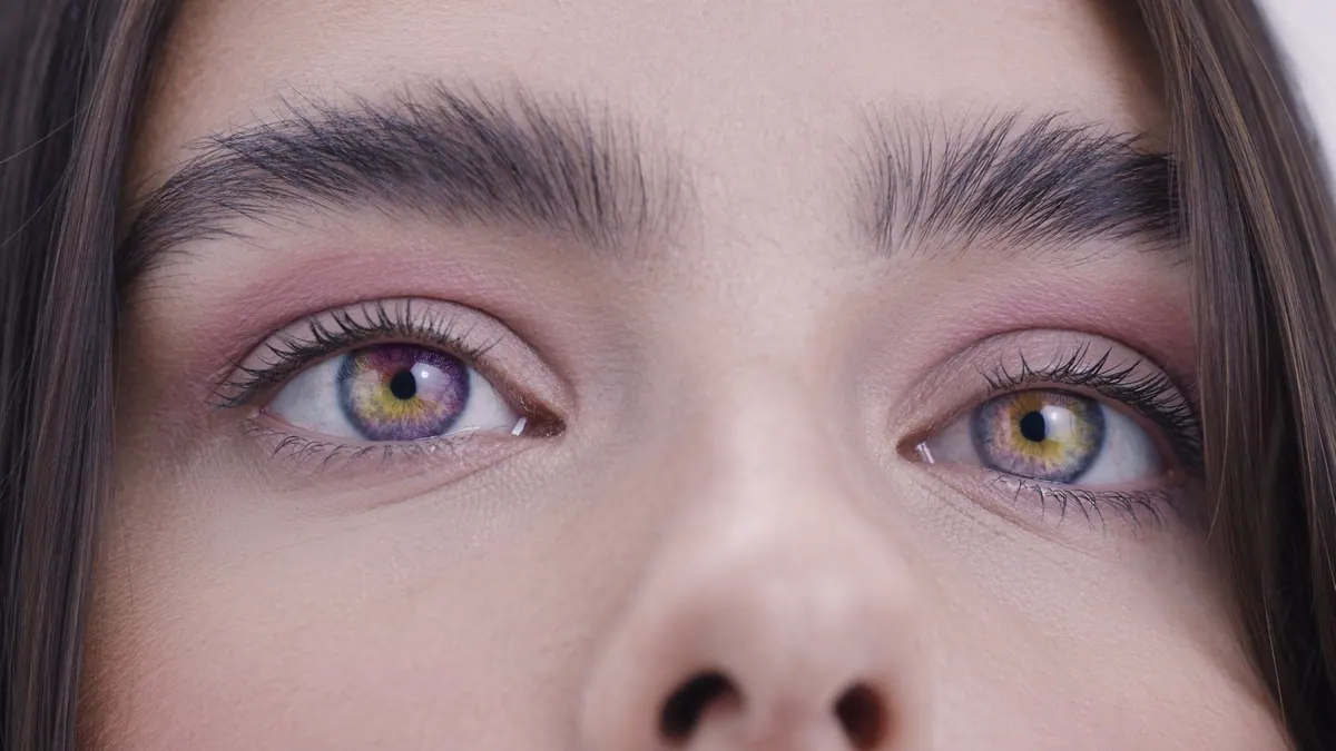 Gros plan sur une paire d'yeux verts levés vers le haut.
